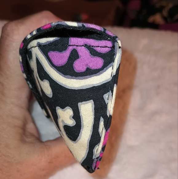 Vera Bradley Scroll Medallion Hardshell Eyeglasses Case (Magnetic Closure) - Picture 4 of 6